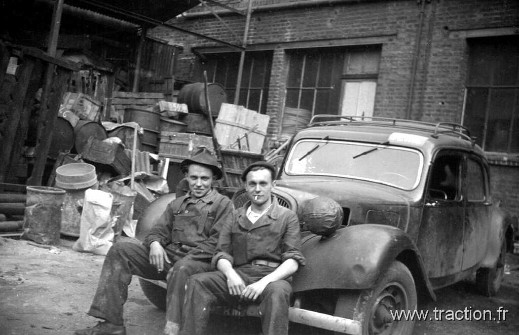 1940_08_00 17FFD.jpg - 00/00/1940 Raymond LÉVÊQUE et un ami à Paris - Traction commerciale immatriculée 4544-RM